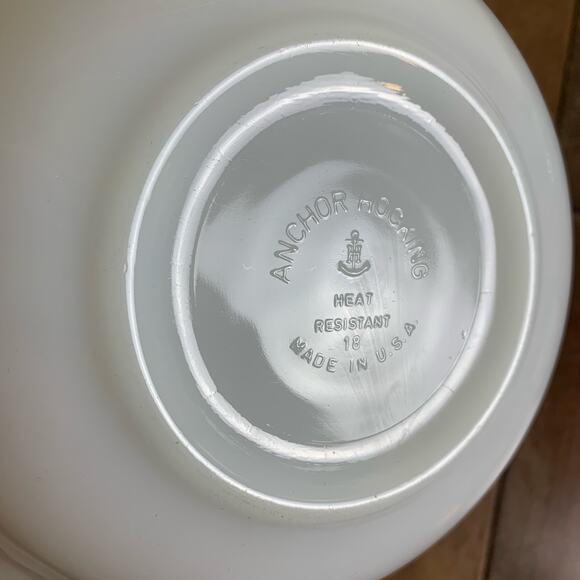 Anchor Hocking Vintage 50’s White Milk Glass Swirl Gold Trim Round Serving Bowl - Picture 2 of 8